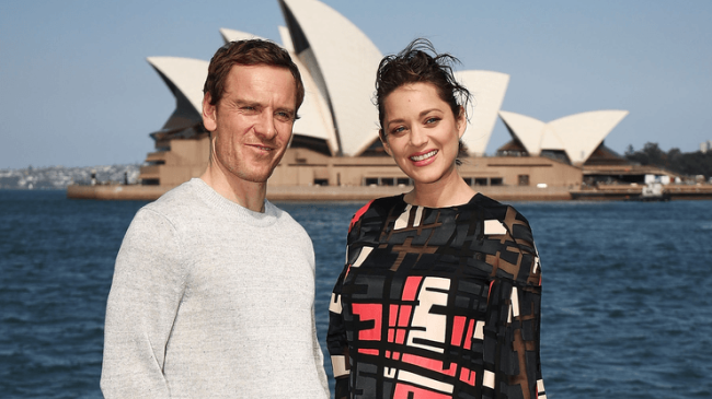 Беременная Марион Котийяр выбрала эффектное платье для премьеры «Кредо убийцы»