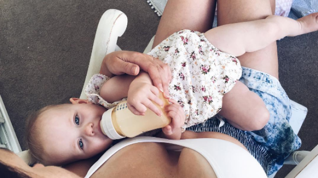 Мама пострадала от критики за то, что кормит дочь из бутылочки