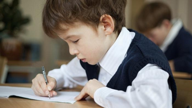 Studiu: Care elevi au rezultate mai bune la învăţătură