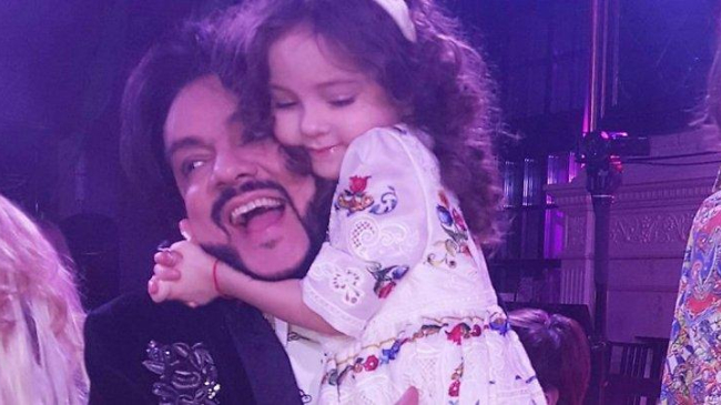 Fiica lui Filipp Kirkorov și-a celebrat a 5-a aniversare! Petrecerea a fost ruptă din basme (Video)
