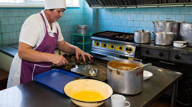 Из-за скандала с просроченными продуктами детсады остаются без поваров