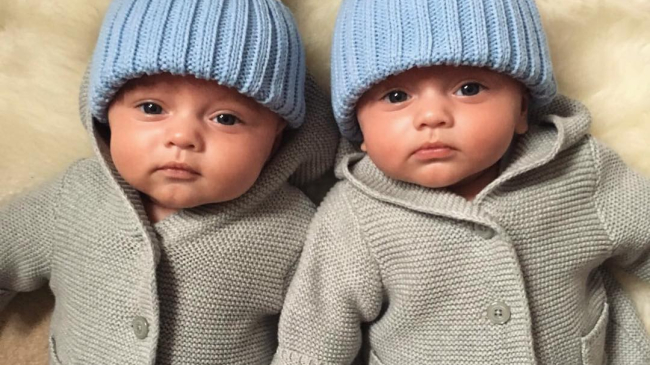 Doi frățiori identici din Anglia cuceresc zeci de mii de internauți cu gingășia lor