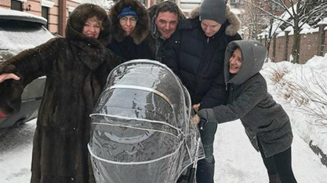 Ksenia Sobchak si Maksim Vitorgan, la o plimbare cu fiul lor! Iata cum s-au lasat fotografiati