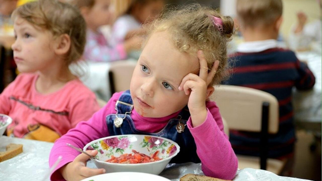 Воспитанников столичных детсадов перестали кормить рыбой