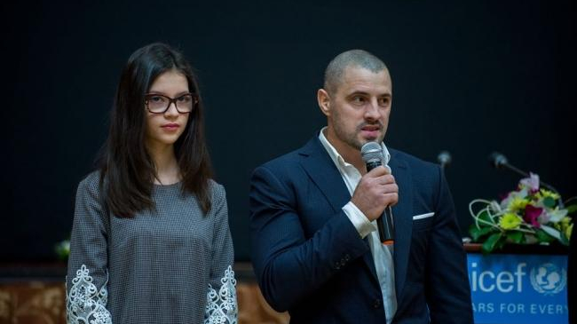 E mai inalta decat tatal ei! Cleopatra si Pavel Stratan, la cea mai recenta aparitie publica