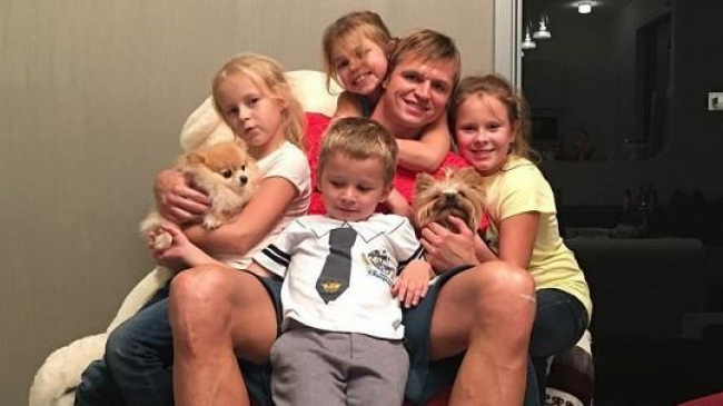Дмитрий Тарасов вместо Ольги Бузовой взял на курорт маму, сестру и племянников