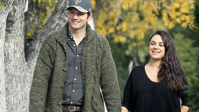 Молодая мама Мила Кунис светится от счастья на прогулке с Эштоном Катчером