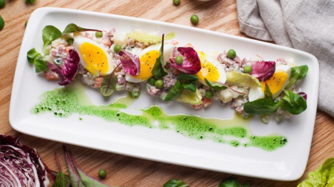 Salată Olivier cu carne afumată de vită şi frunze de salată