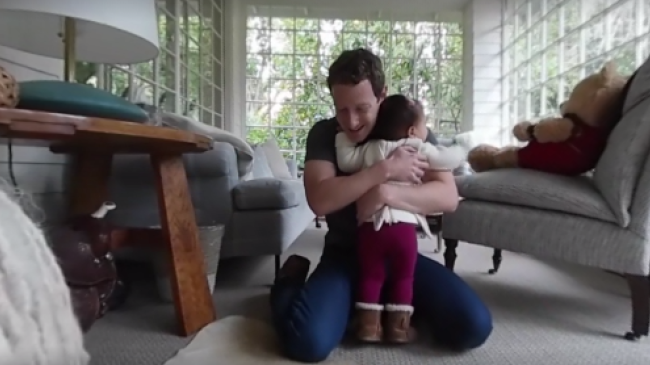 Марк Цукерберг показал, как дочка делает первые шаги