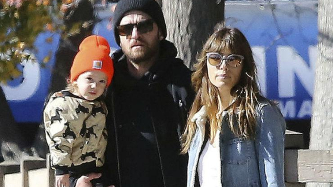 Джастин Тимберлейк и Джессика Билл вышли на прогулку с полуторагодовалым сыном