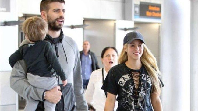 Шакира светится от счастья рядом с мужем и детьми в аэропорту Майами