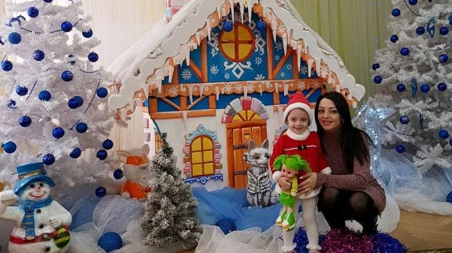 Mariana Sura, alaturi de fetita sa, Evelina, la primul matineu al acesteia