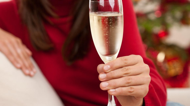 Можно ли кормящей маме шампанское?
