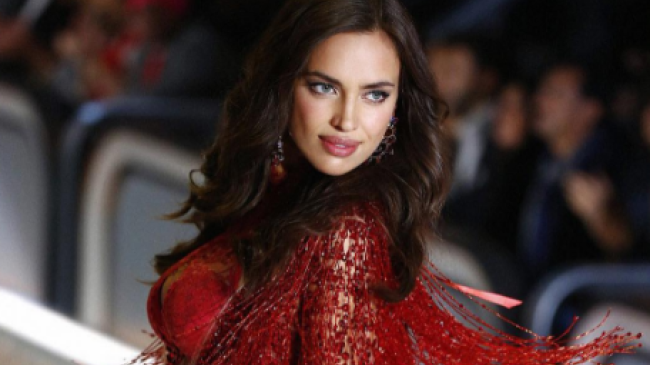 Беременная Ирина Шейк появилась на обложке журнала