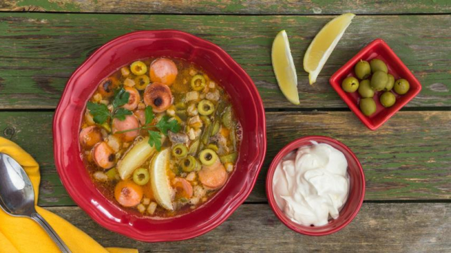 Сборная солянка с грудинкой, курицей и сосисками