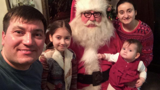 Micuța Smaranda i-a cântat la pian unui Moș special. Costi Burlacu: „Fericirea e făcută din lucrurile simple”