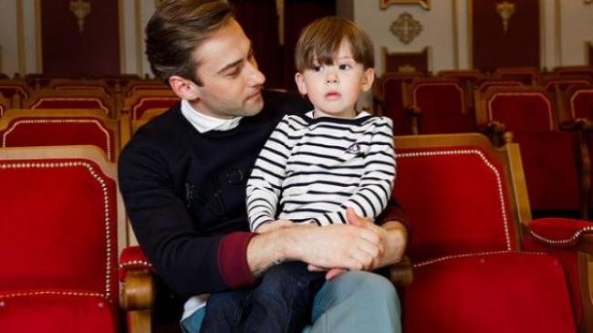 Fiul Jannei Friske, la patinat cu tatal sau! Cu cine seamana micutul Platon