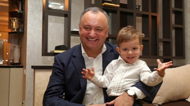 Sărbătoare în familia președintelui. Mezinul Nicolae este omagiat