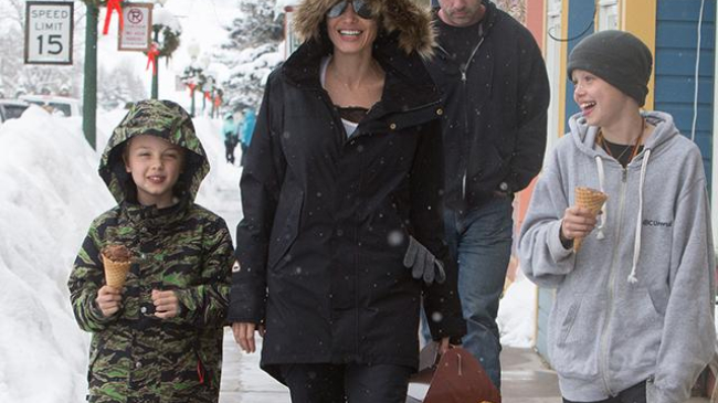 Анджелина Джоли отдыхает с детьми на горнолыжном курорте и кормит их мороженым