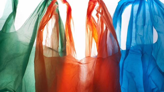 În magazine a fost interzisă distribuirea gratuită a pungilor din plastic