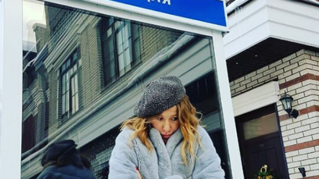 Ксения Собчак озадачила поклонников снимком на фоне полицейского участка