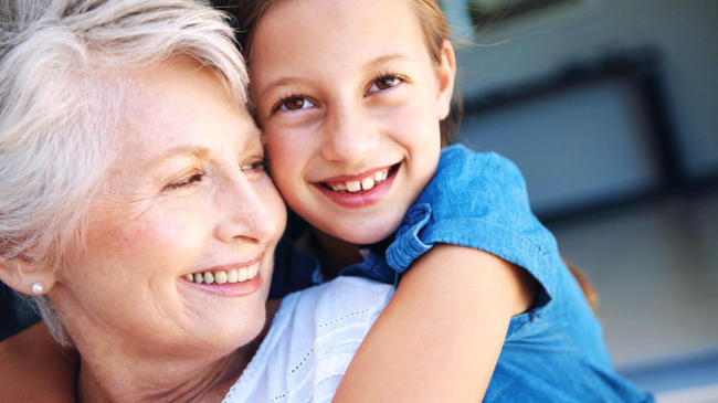 Забота о внуках продлевает жизнь бабушек и дедушек