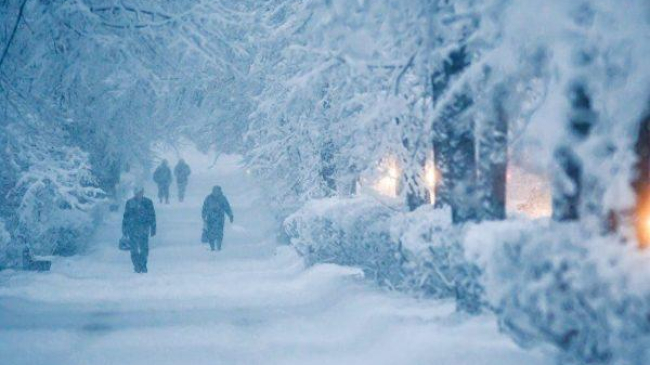 Gerul cumplit închide tot mai multe şcoli din ţară. Lista raioanelor în care elevii vor sta acasă