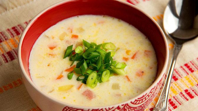 Supă de cașcaval cu șuncă și legume