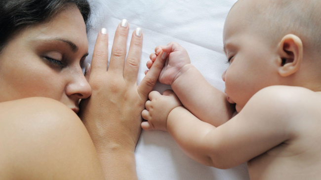 Ученые поняли, почему матери обычно держат младенцев слева