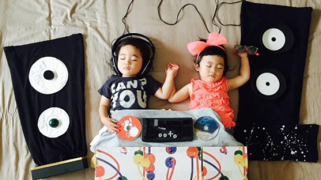 Спят как младенцы: Японская мама ведет забавный блог про своих детей