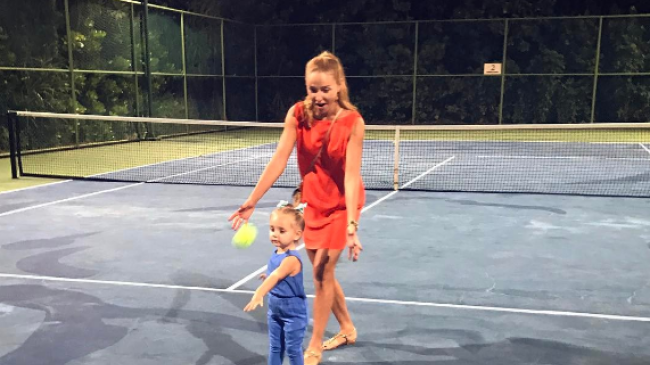 Первый урок по теннису младшей дочери Татьяны Навки (видео)