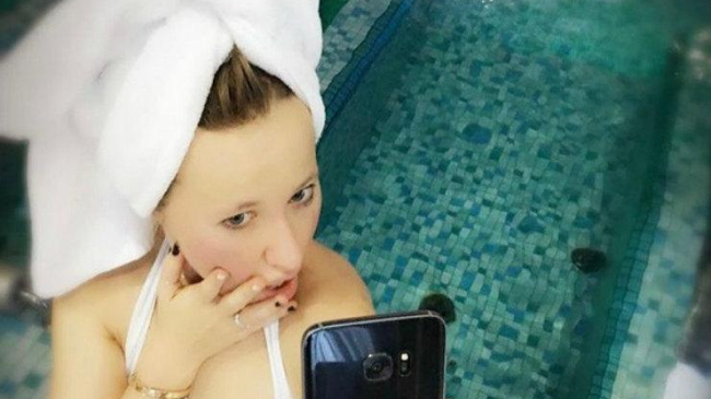 Xenia Sobchak, prima poză în costum de baie după ce a născut. Cum arată silueta ei la trei luni de când a devenit mămică