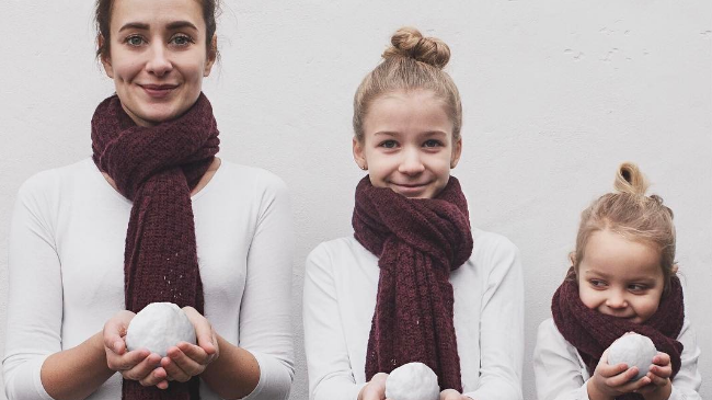 Фотографии одинаково одетых мамы и дочек стали хитом интернета