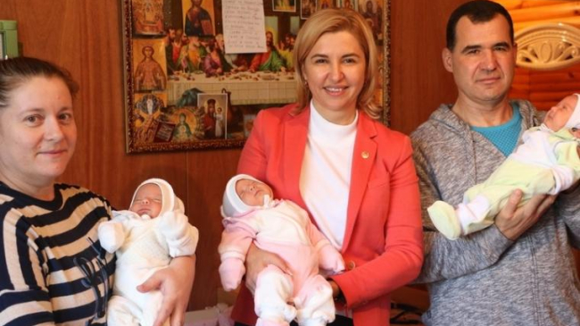 O familie din Găgăuzia a primit mii de lei pentru naşterea tripleţilor