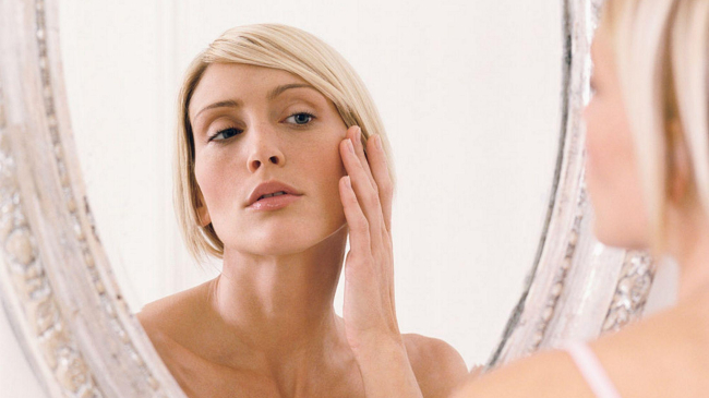 Crema împotriva primelor riduri: e timpul sau nu