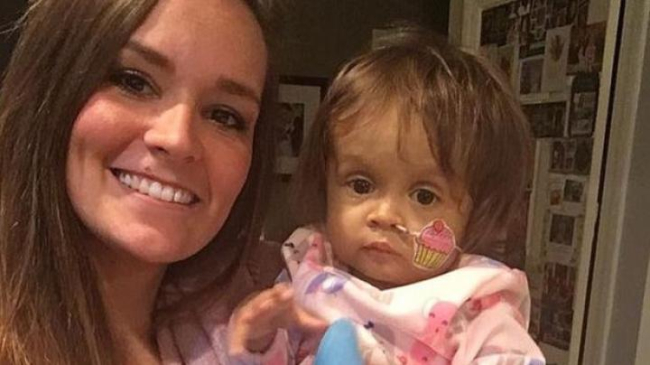 Gest impresionant! O dădacă i-a salvat viaţa fetiţei de care avea grijă, donând o parte din ficatul său