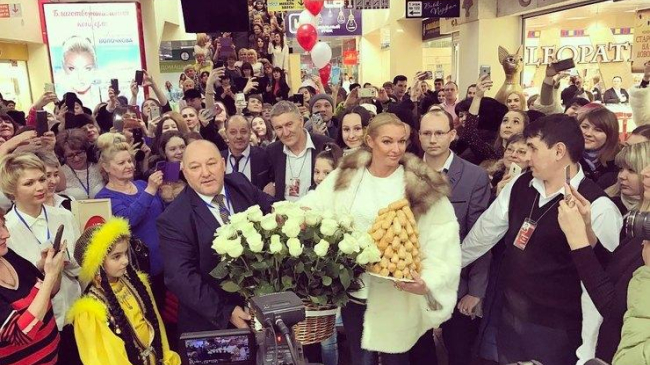 Анастасию Волочкову раскритиковали за шопинг на рынке