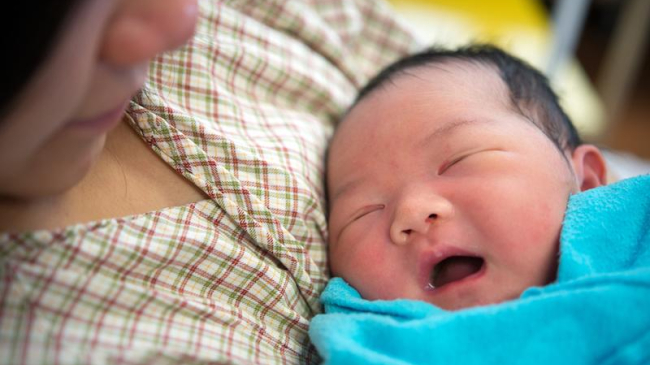 В Китае женщина родила ребенка, зачатого 16 лет назад