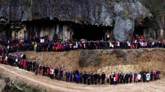 Семья из 500 человек сделала групповое фото