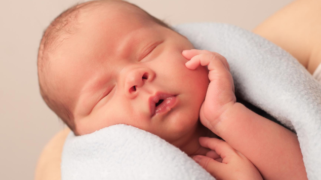 Ce aude , ce vede și ce simte nou-născutul?