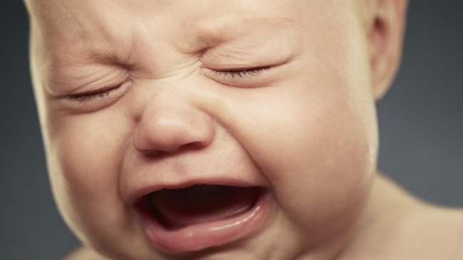 Почему плачущих малышей нельзя оставлять одних