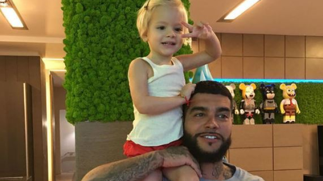 Маленький вундеркинд: двухлетняя дочь Тимати пошла в школу