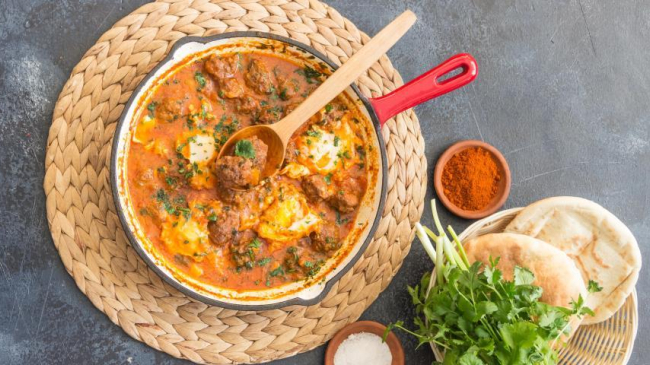 Chifteluțe cu sos de roșii și ouă