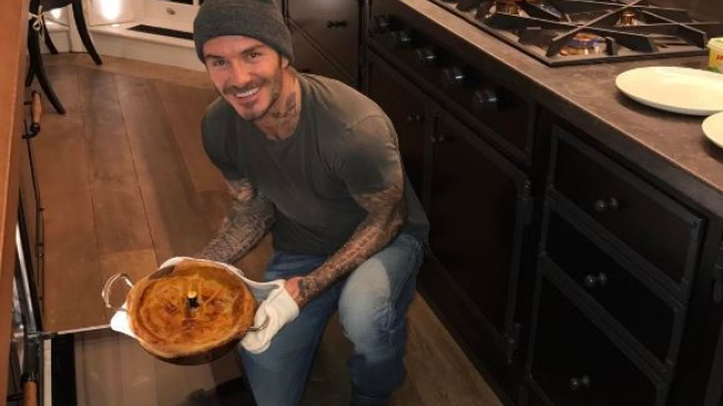 Дэвид Бекхэм показал, как печет блины для детей