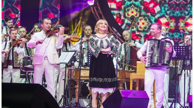 Adriana Ochișanu, la primul concert după ce a devenit din nou mamă!