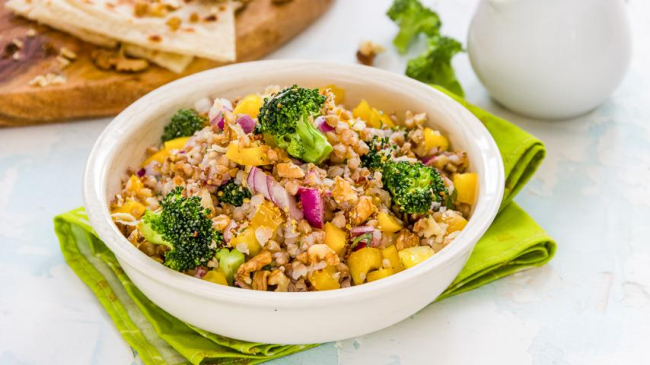 Salată de post cu hrișcă, ardei gras și broccoli