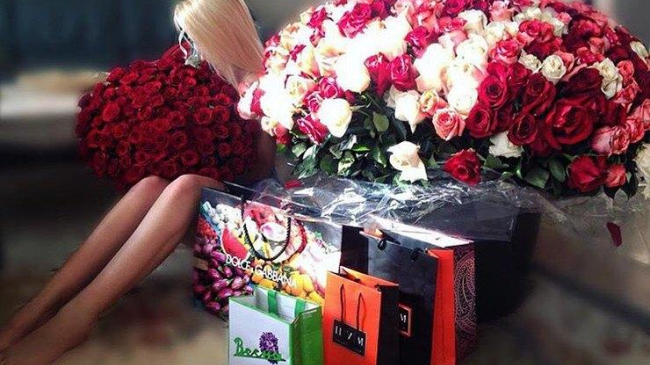 Сервис из жалости: в России 8 марта одинокие девушки могут взять букеты и мужчин напрокат