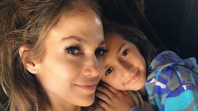 Мама и дочь: Дженнифер Лопес поделилась трогательным фото с 9-летней Эммой