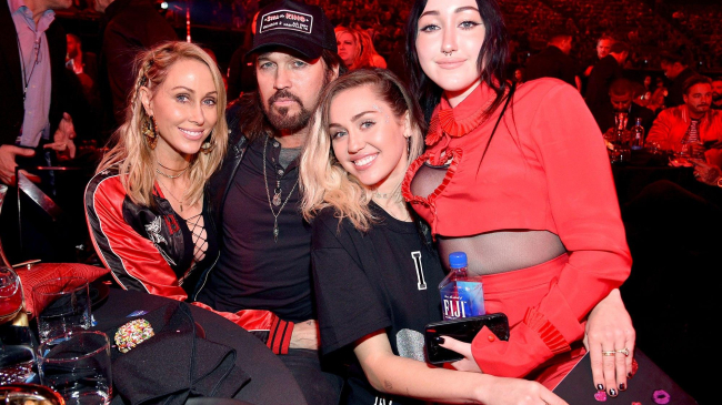 Семейный выход: Майли Сайрус с родителями поддержала дебют 17-летней сестры на сцене