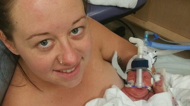 Молодая мама придумала бодрящие карточки о первых достижениях недоношенных детей